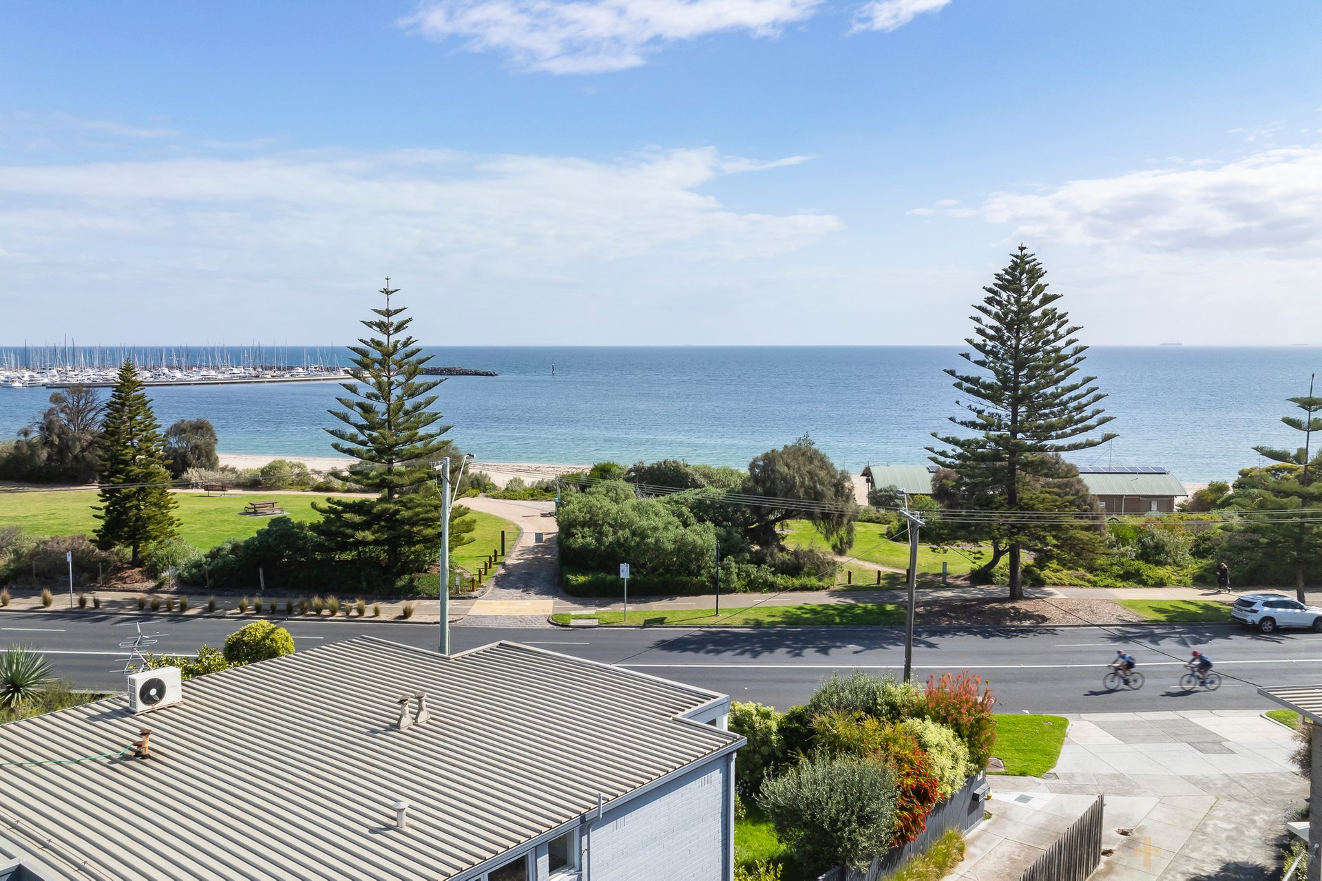 2 / 44 Beach Road Hampton