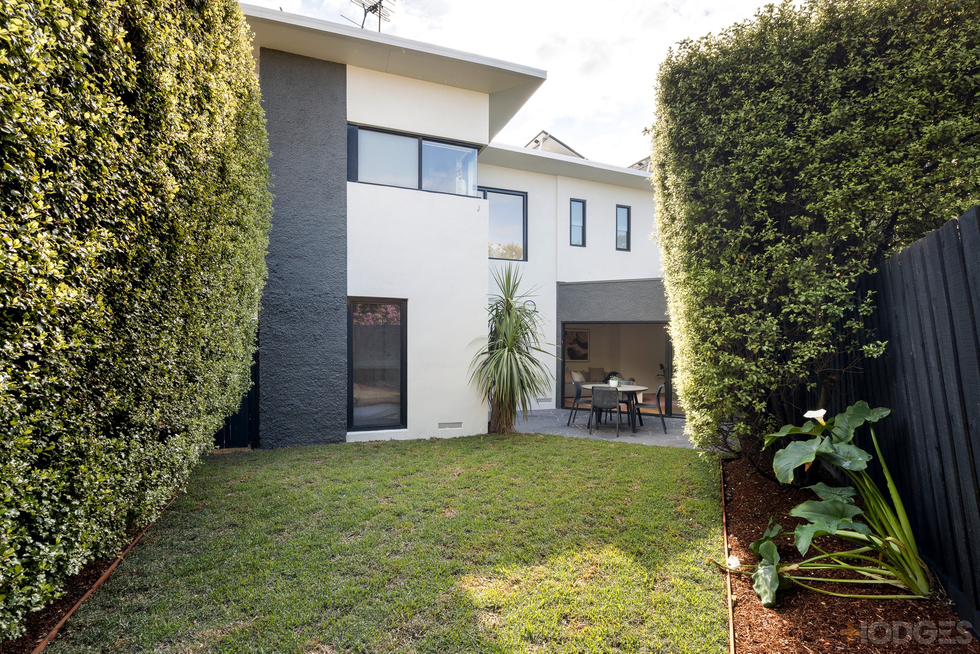 2 / 44 Beach Road Hampton