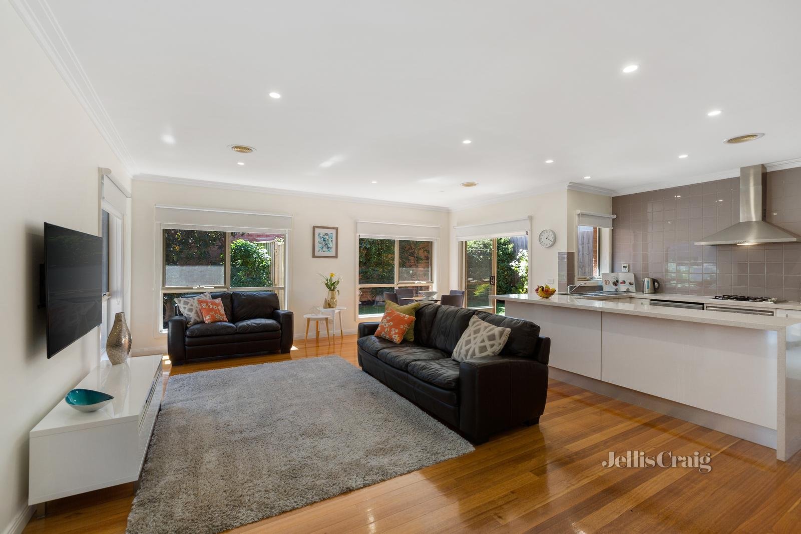 2/44 Bizley Street, Mount Waverley image 2