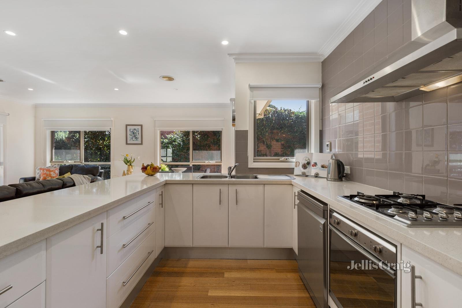 2/44 Bizley Street, Mount Waverley image 3