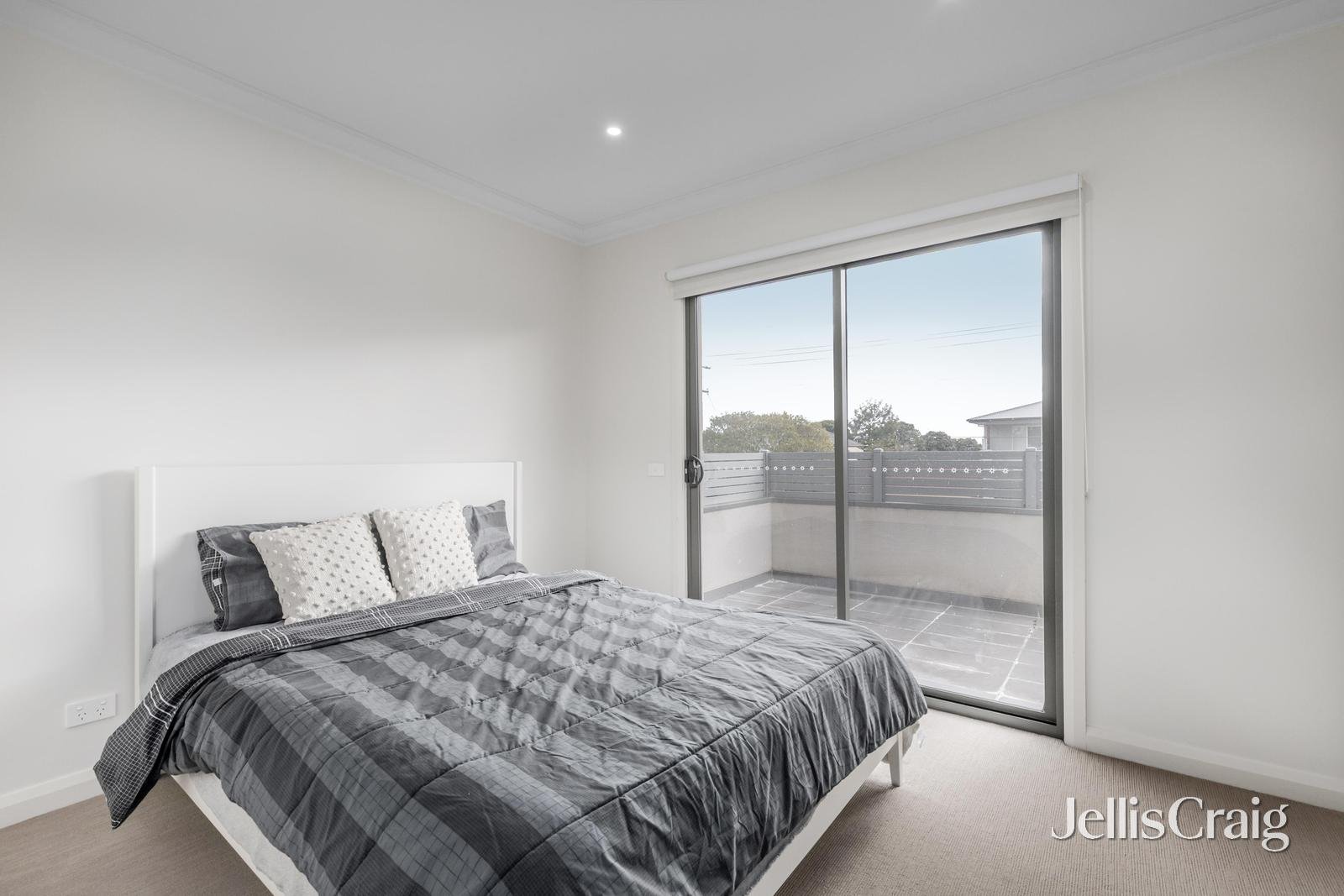 2/45 Cypress Avenue, Glen Waverley image 4
