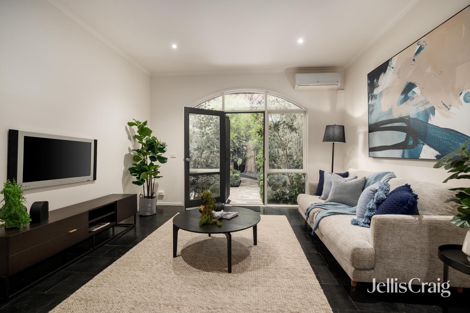 2/460 Middleborough Road, Blackburn image 1