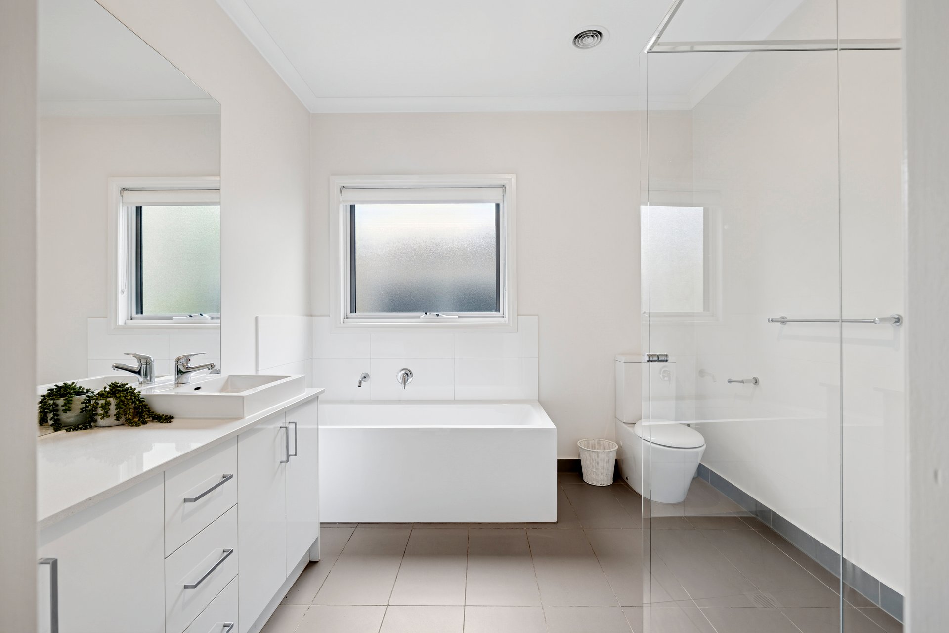2/47 High Street, Woodend image 2