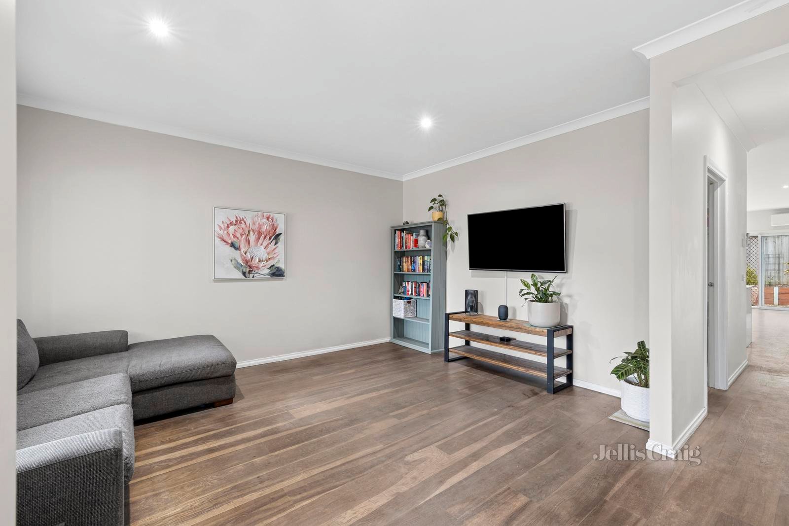 2/47 High Street, Woodend image 4