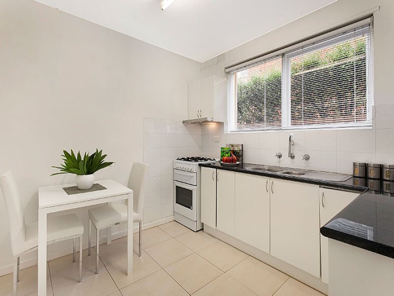2/47 Spray Street, Elwood image 3