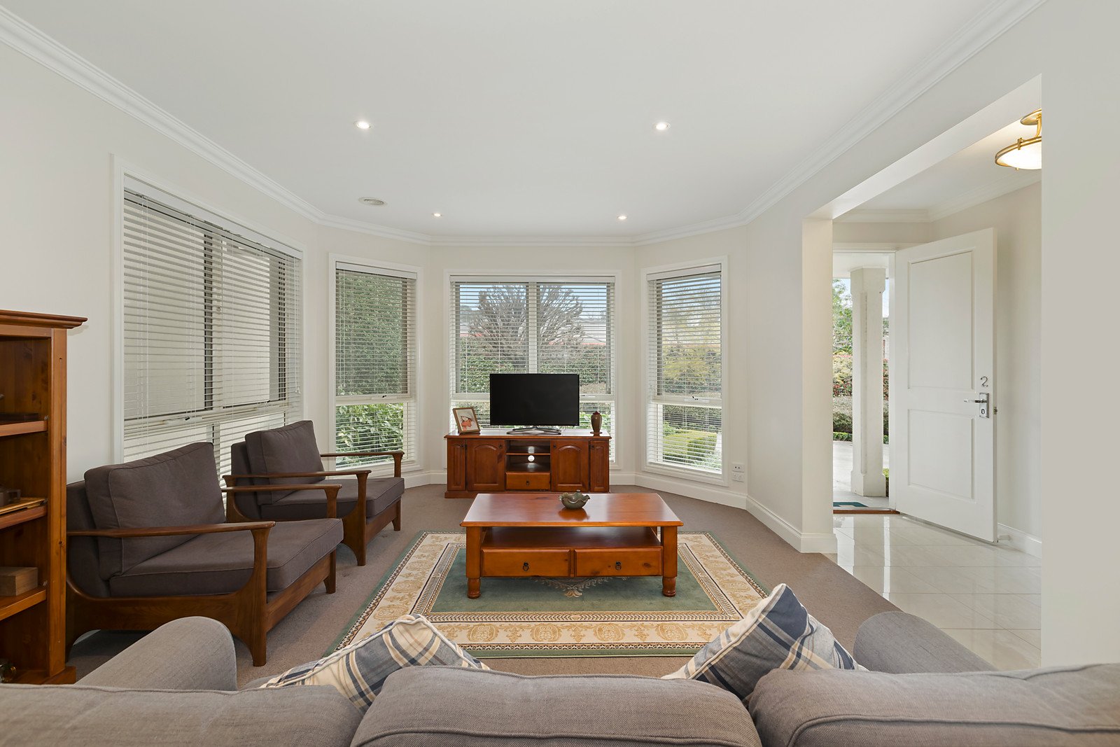 2/4A Collins Court, Balwyn image 2