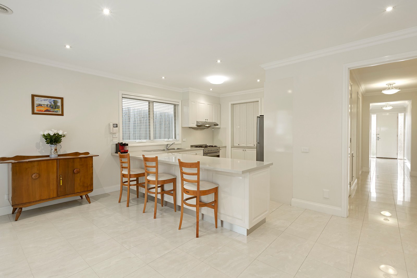 2/4A Collins Court, Balwyn image 4