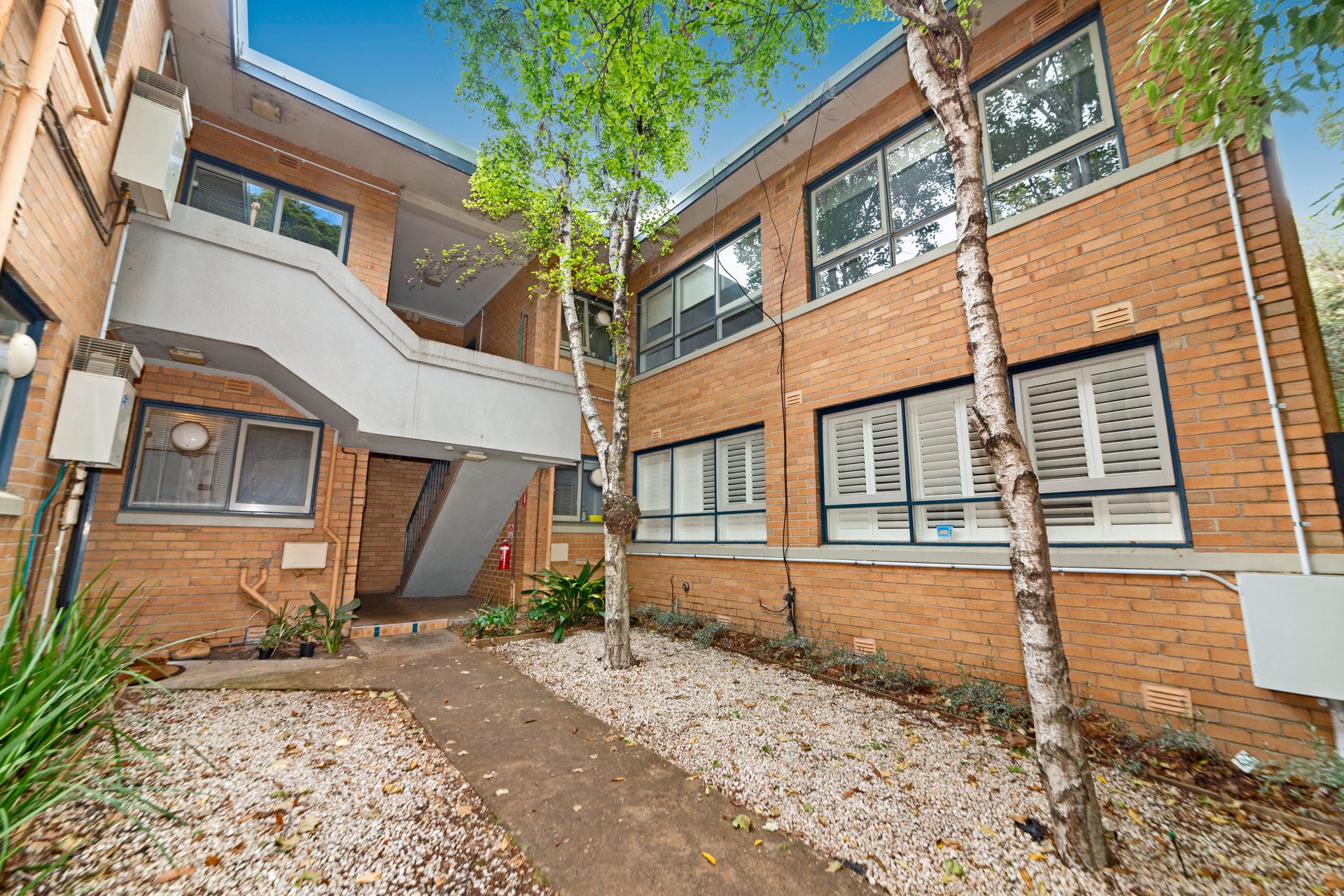 2 / 5 Addison Street Elwood