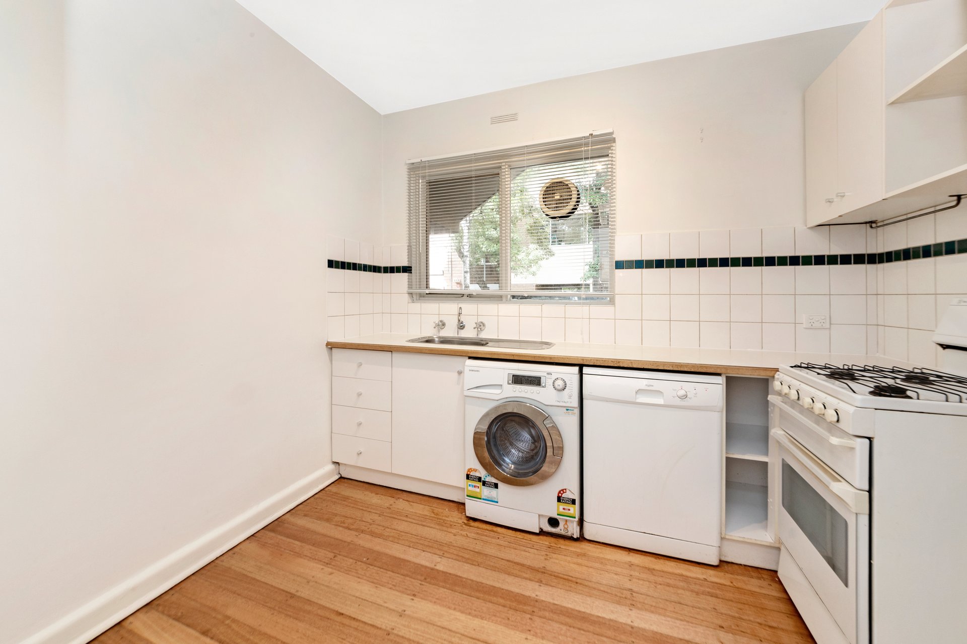 2 / 5 Addison Street Elwood