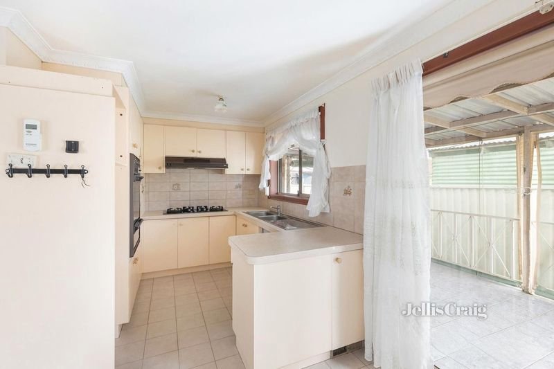 2/5 Alma Court, Springvale image 5