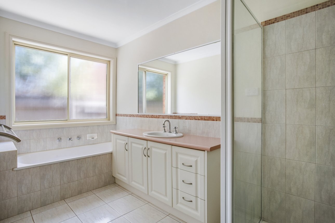 2/5 Alvena Court, Bell Park image 5
