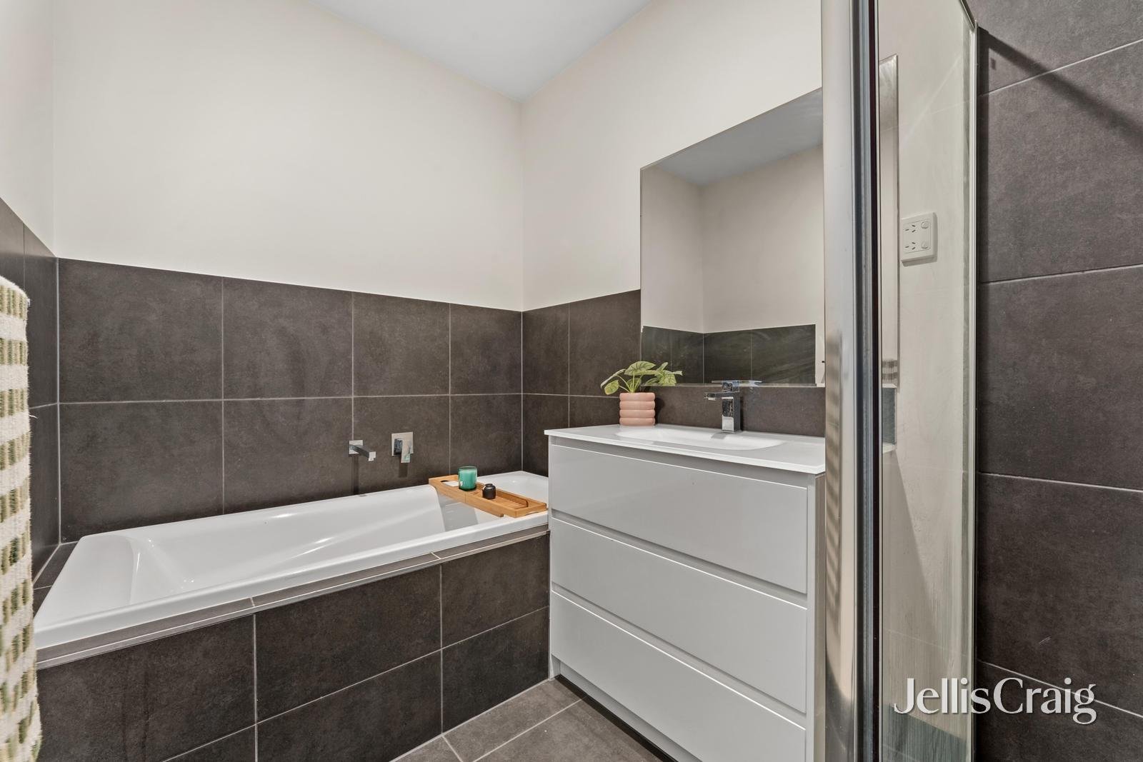2/5 Angus Avenue, Altona North image 6