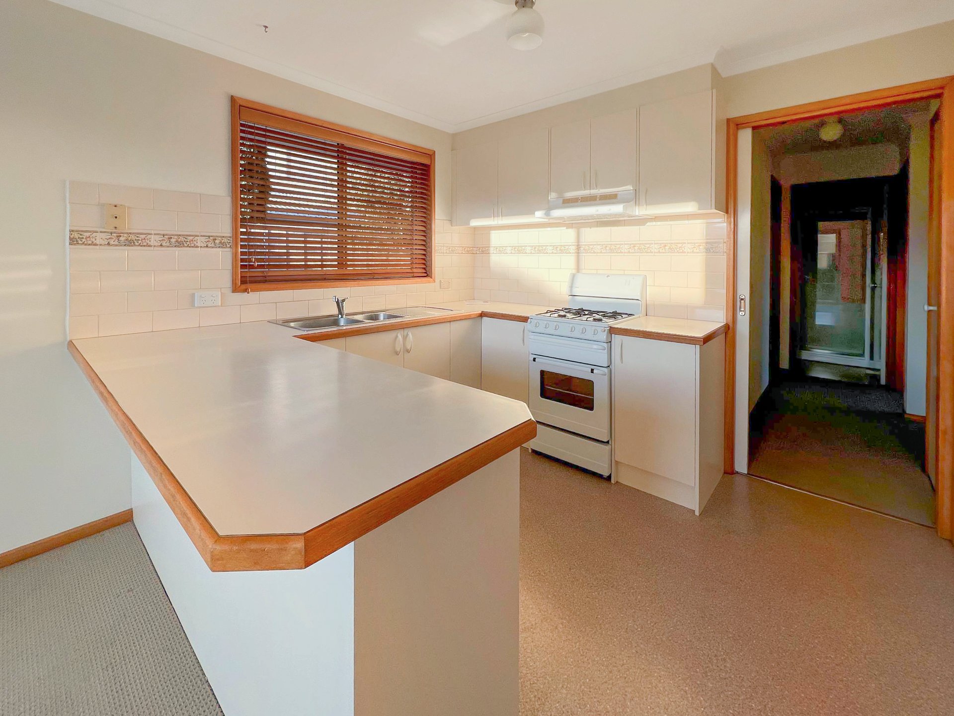 2/5 Arbour Grove, Belmont image 2