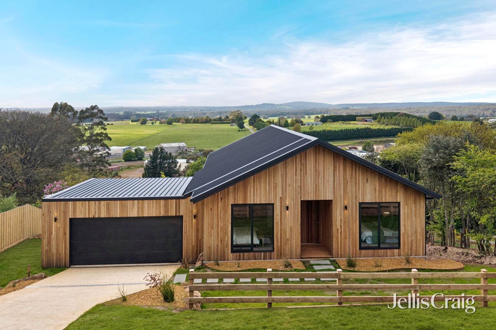 2/5 Central Springs Road, Daylesford image 1