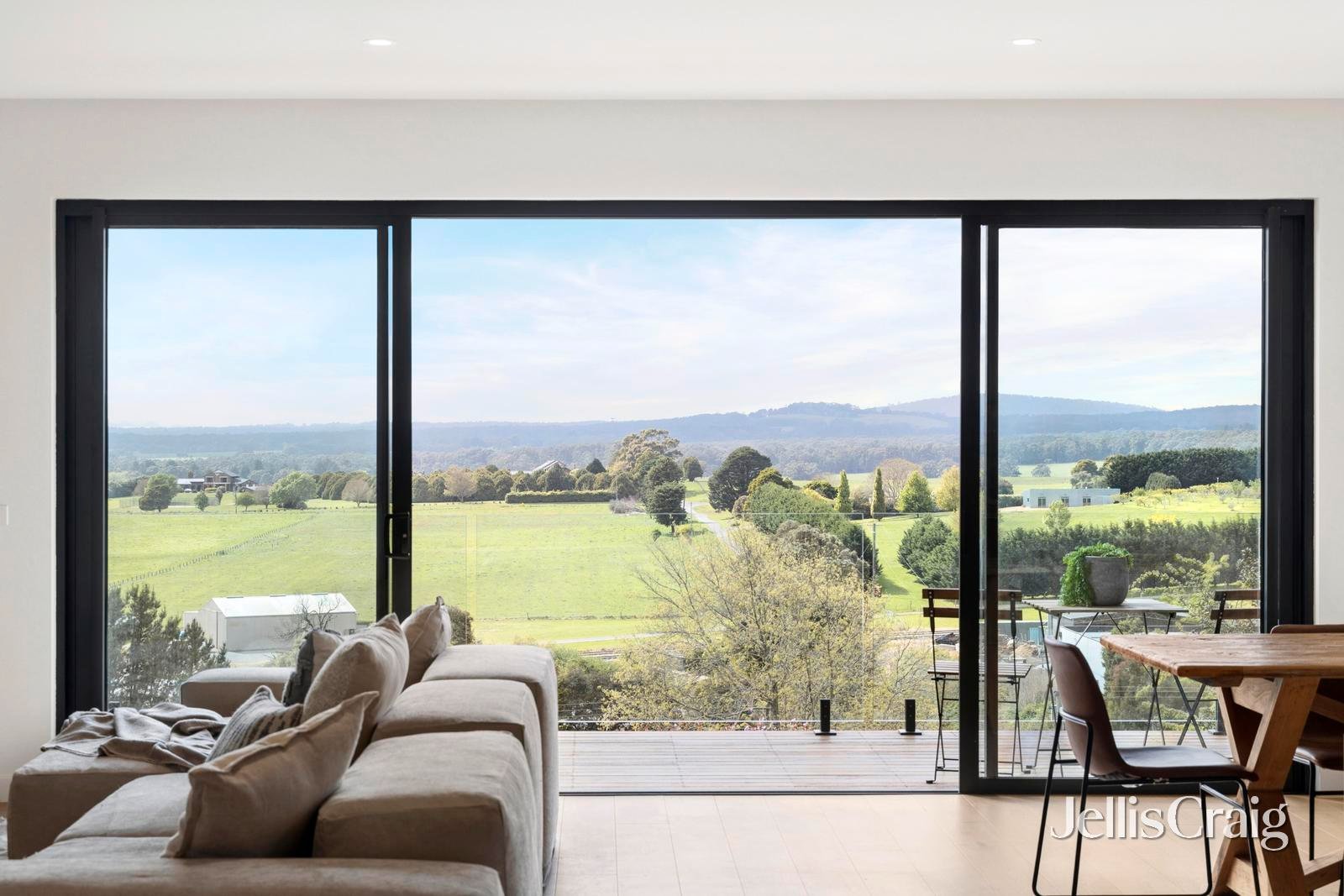 2/5 Central Springs Road, Daylesford image 4