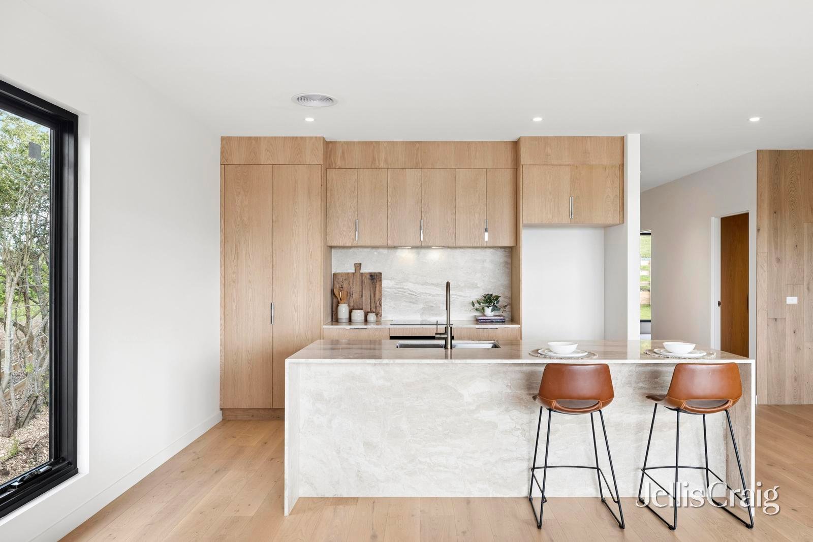2/5 Central Springs Road, Daylesford image 5