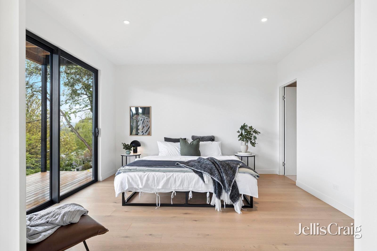2/5 Central Springs Road, Daylesford image 9