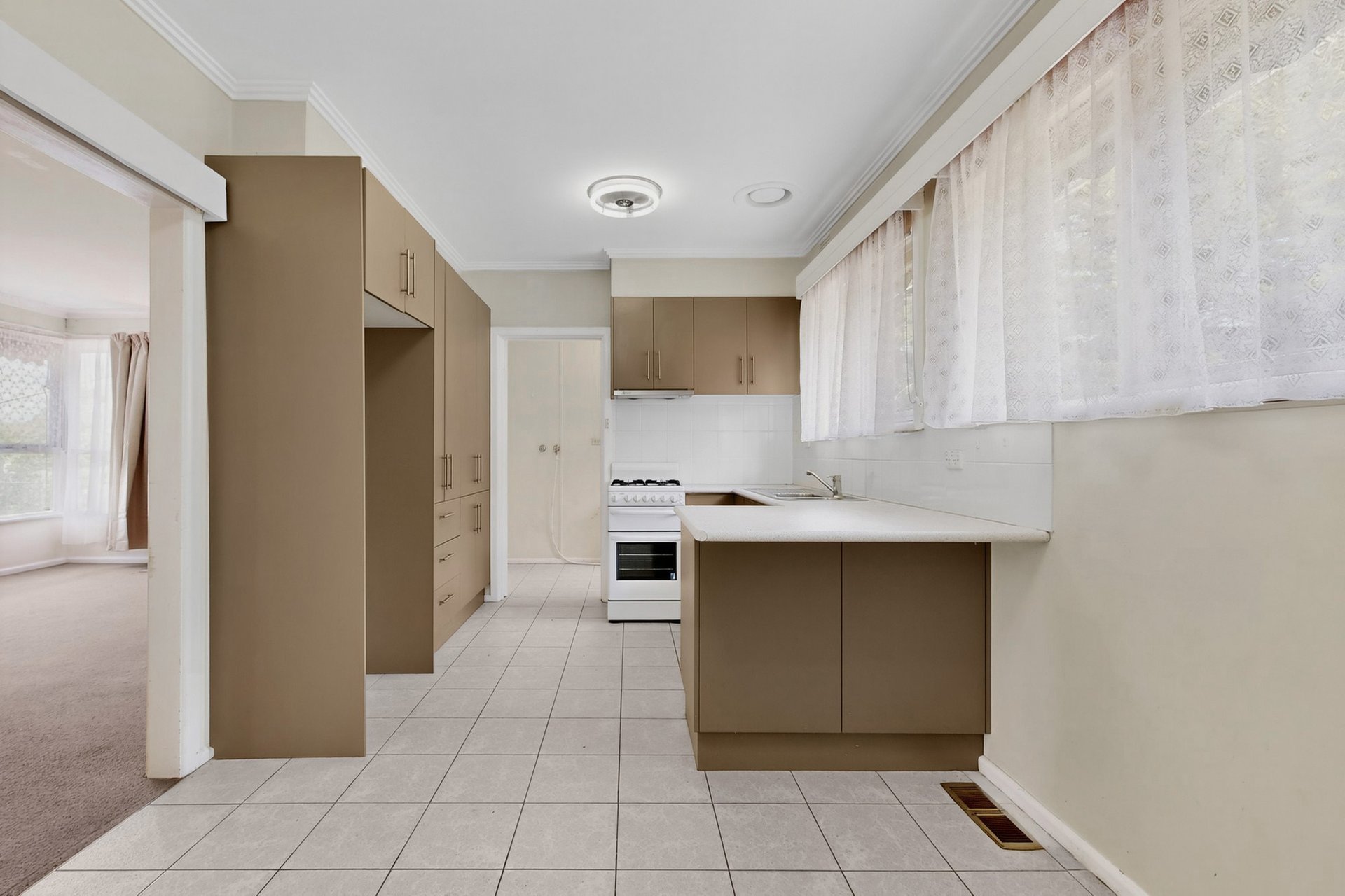 25 Curtis Avenue, Mount Waverley image 2