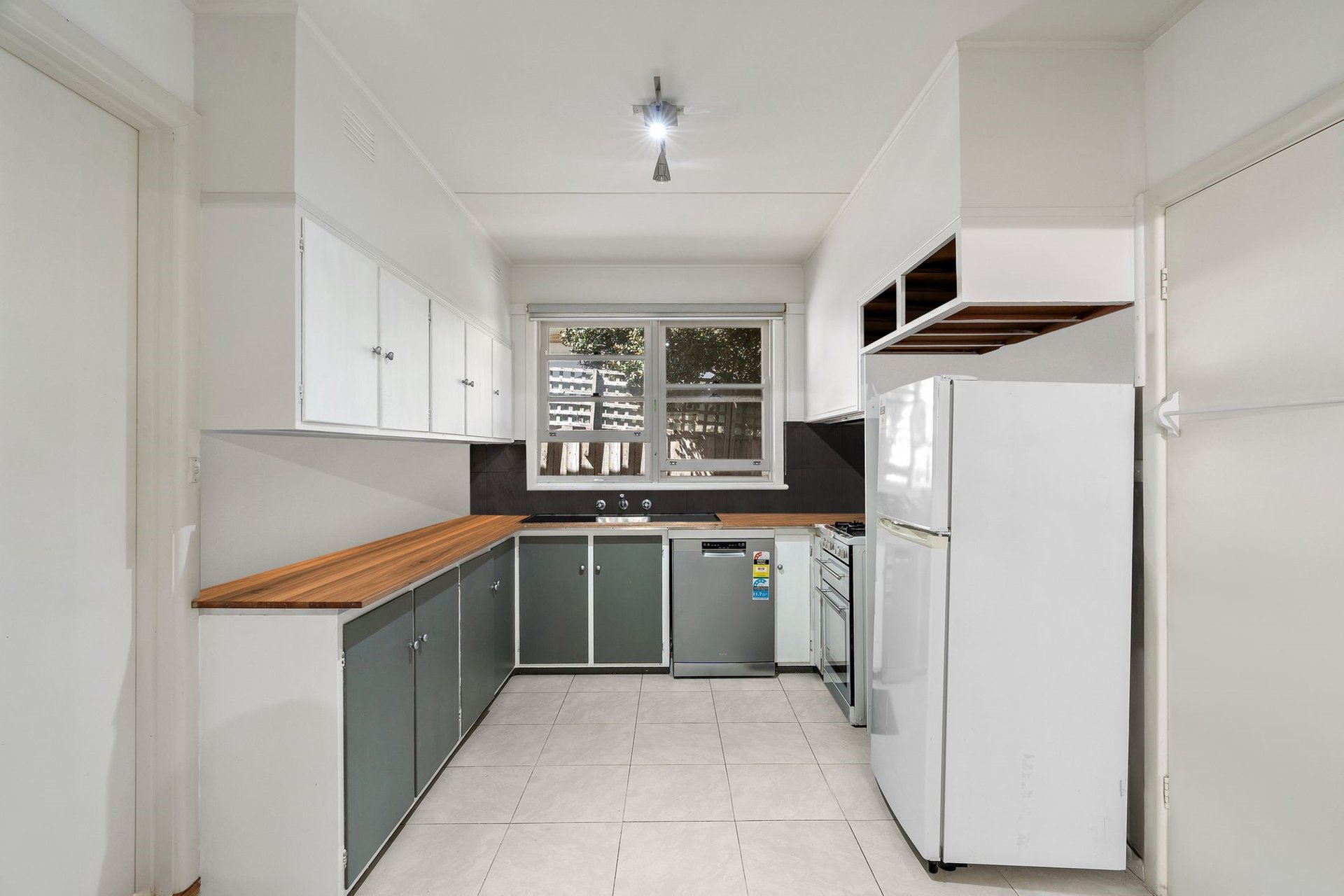 25 Deakin Street, Mitcham image 4