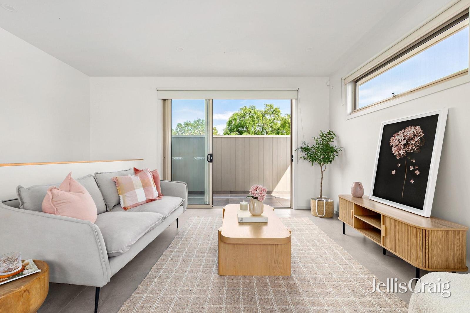 2/5 Donald Avenue, Essendon image 2