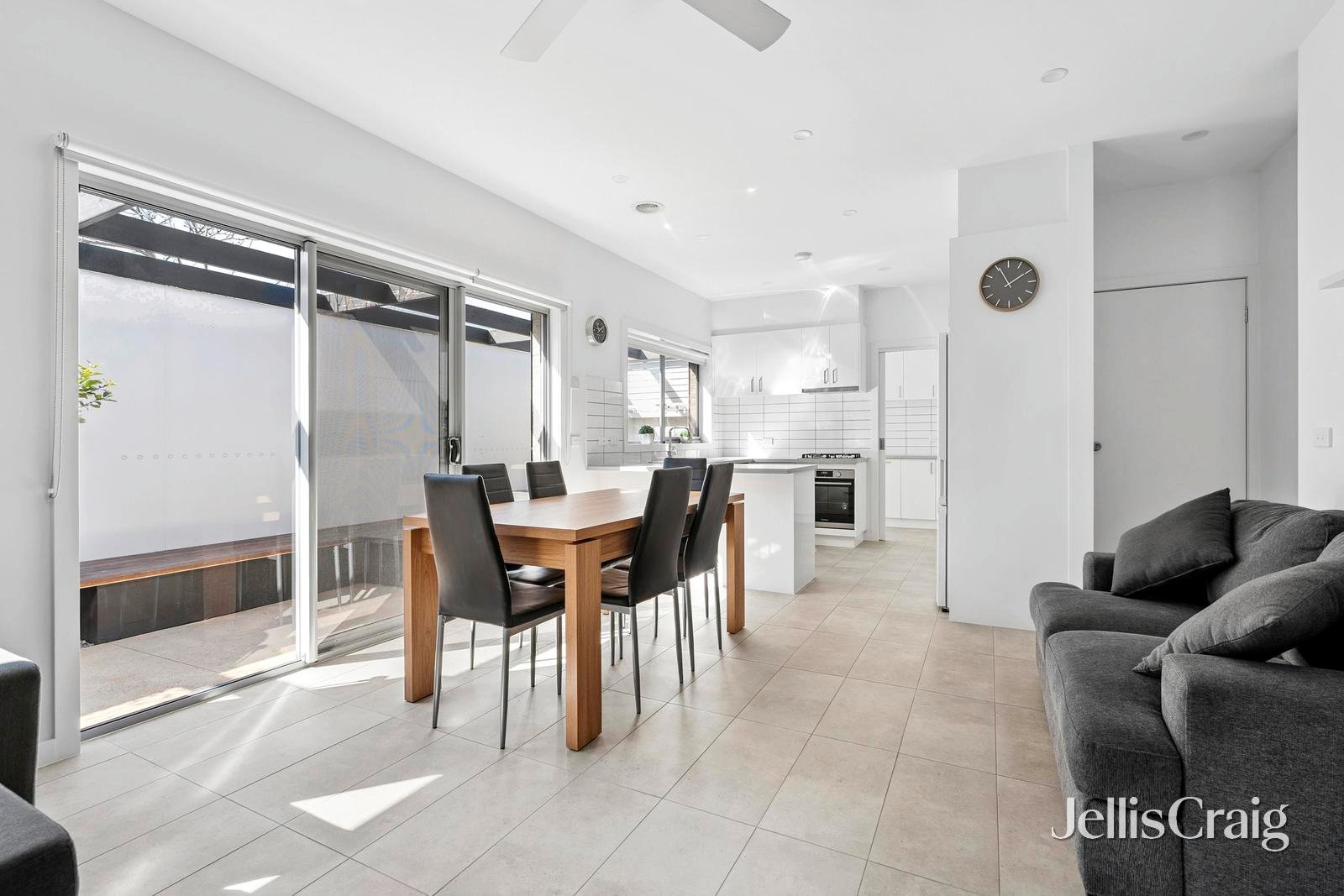 2/5 Helms Street, Newcomb image 2