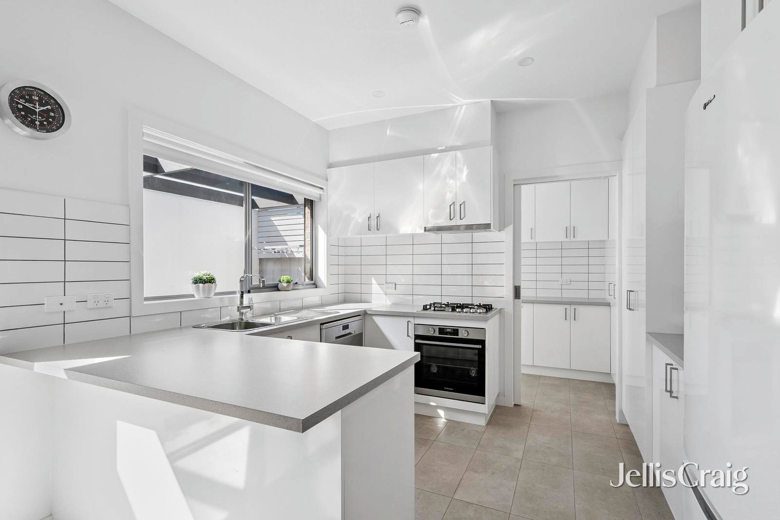 2/5 Helms Street, Newcomb image 3