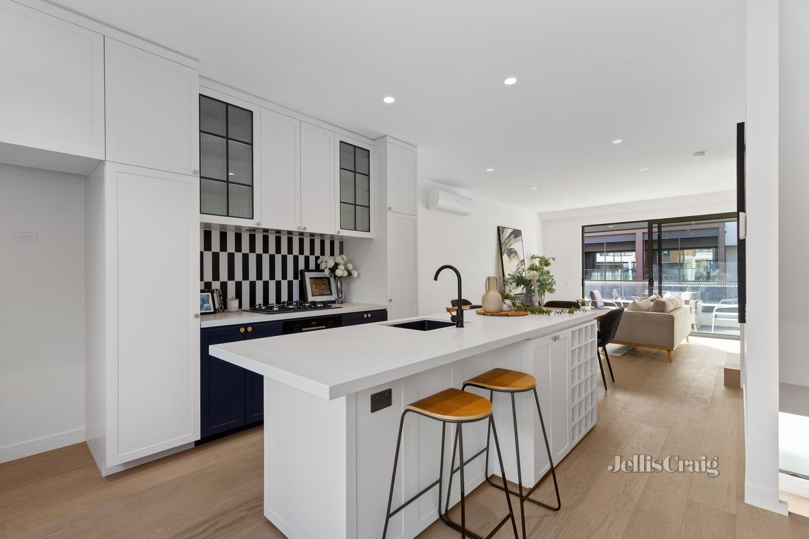 25 Jasmine Circuit, Glen Waverley image 2