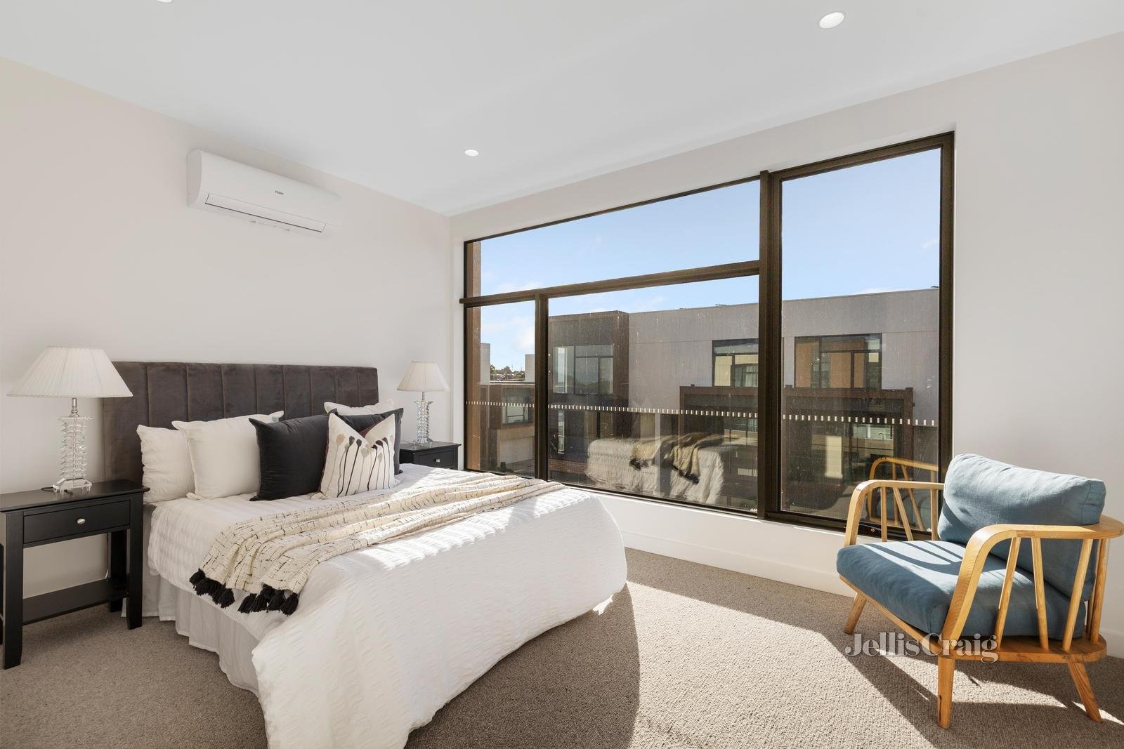 25 Jasmine Circuit, Glen Waverley image 3