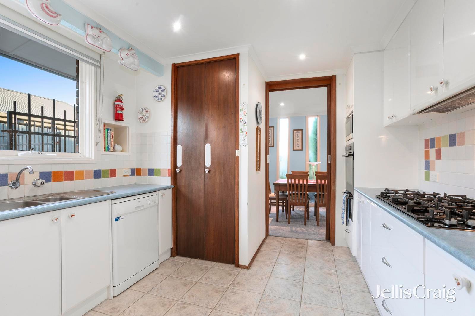 25 Kingswood Avenue, Mount Waverley image 5