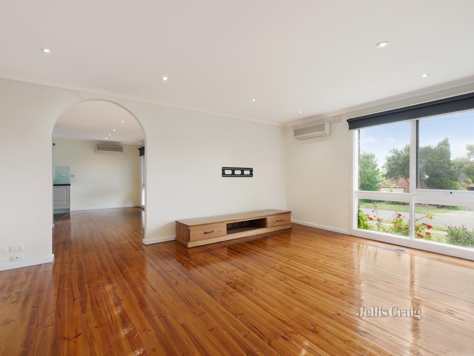 25 Knights Drive, Glen Waverley image 3