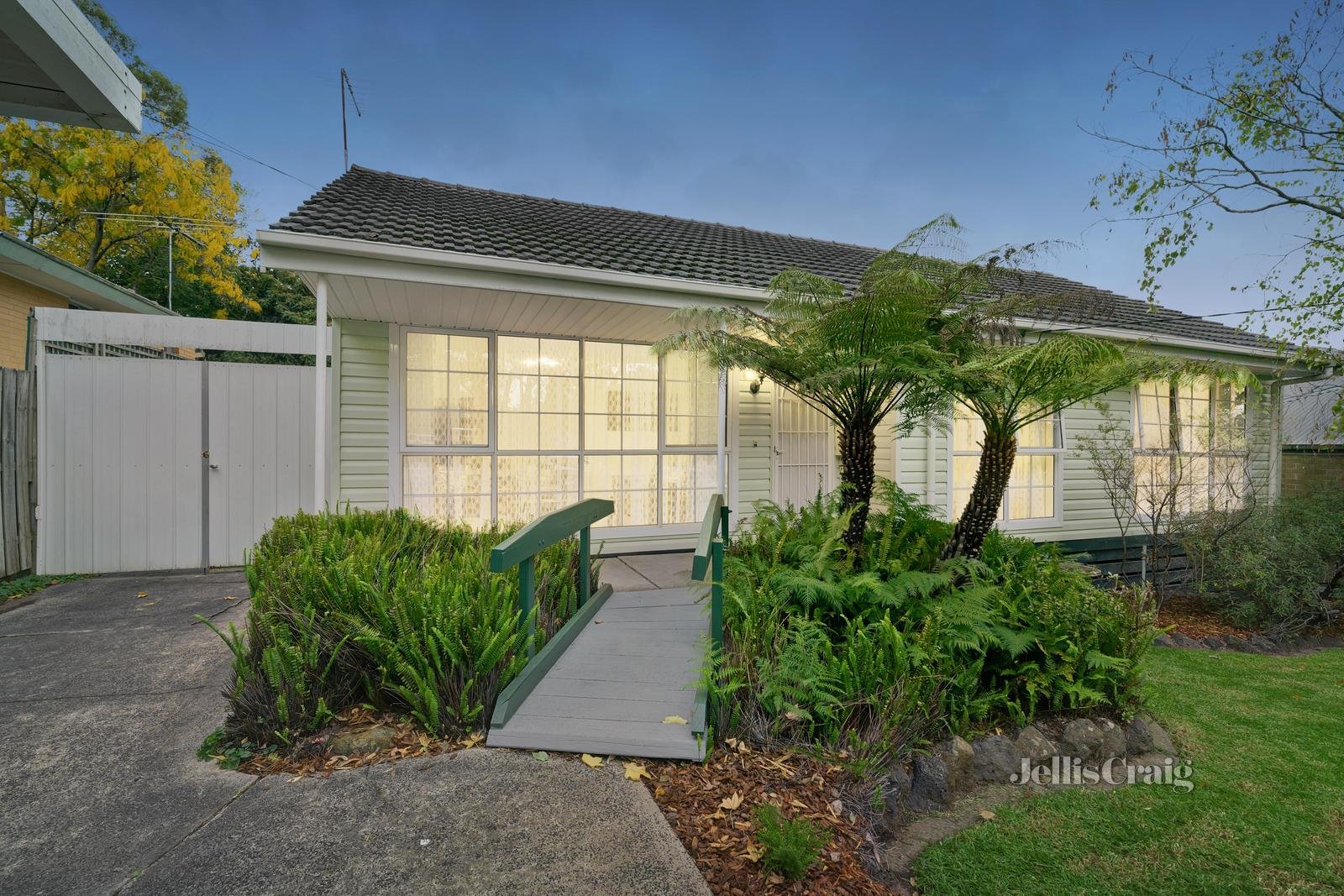 25 Nymph Street, Mitcham image 1