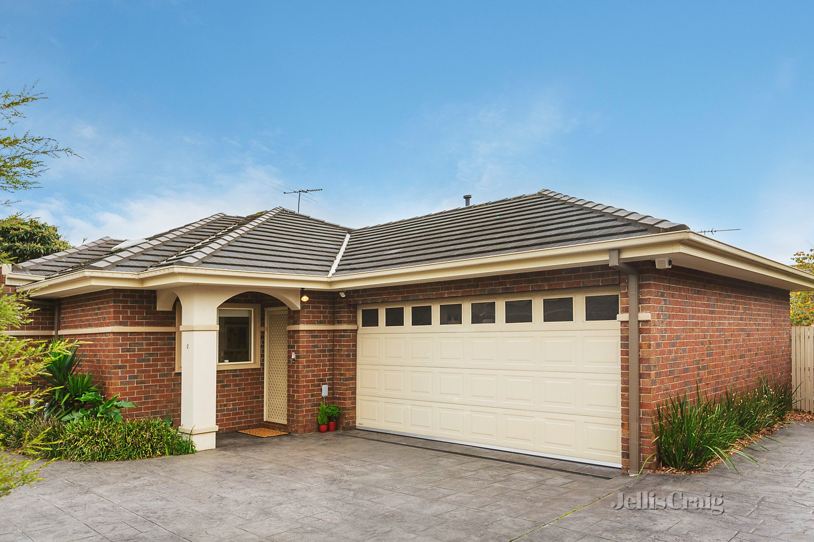 2/5 Parkhill Drive, Ashwood image 1