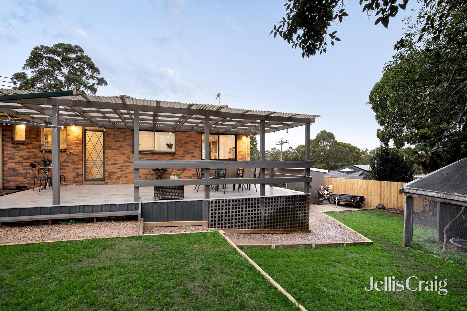 25 Pinehills Drive, Greensborough image 12