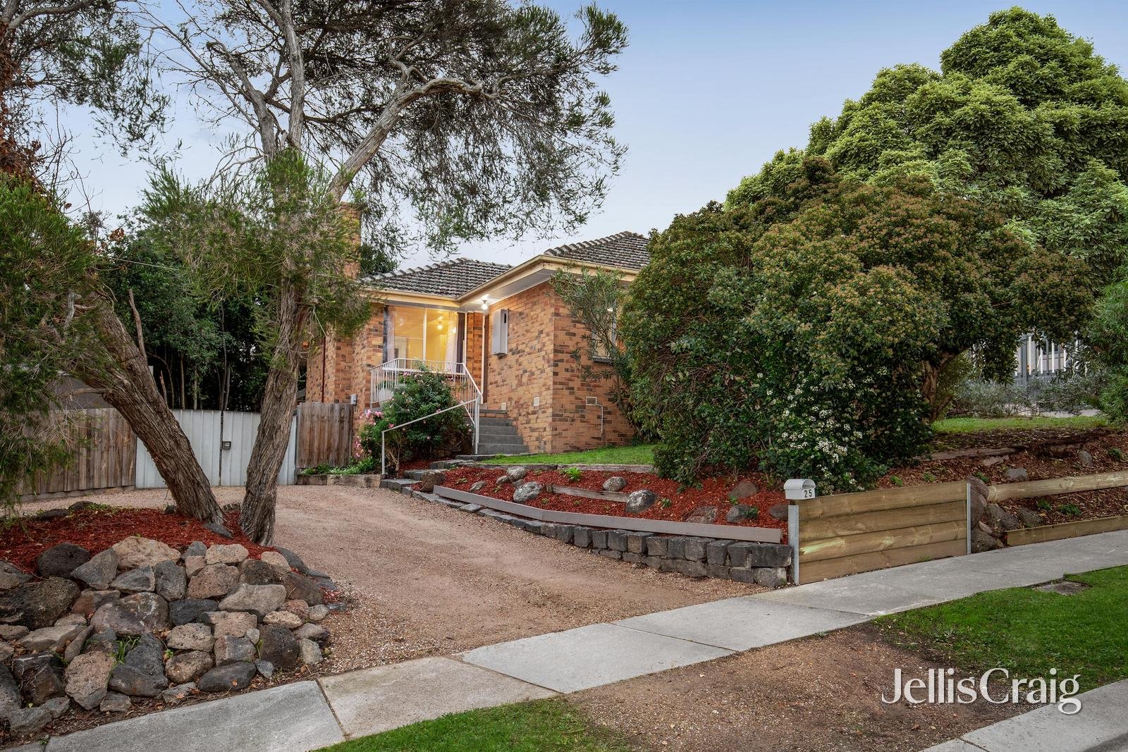 25 Pinehills Drive, Greensborough image 16