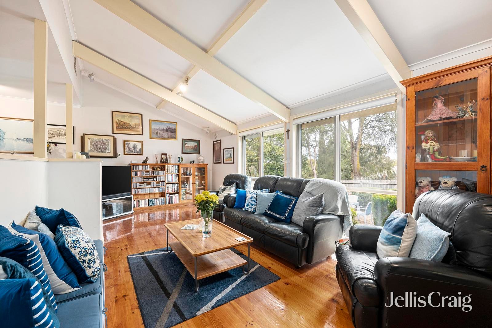 25 Savanna Drive, Mooroolbark image 2