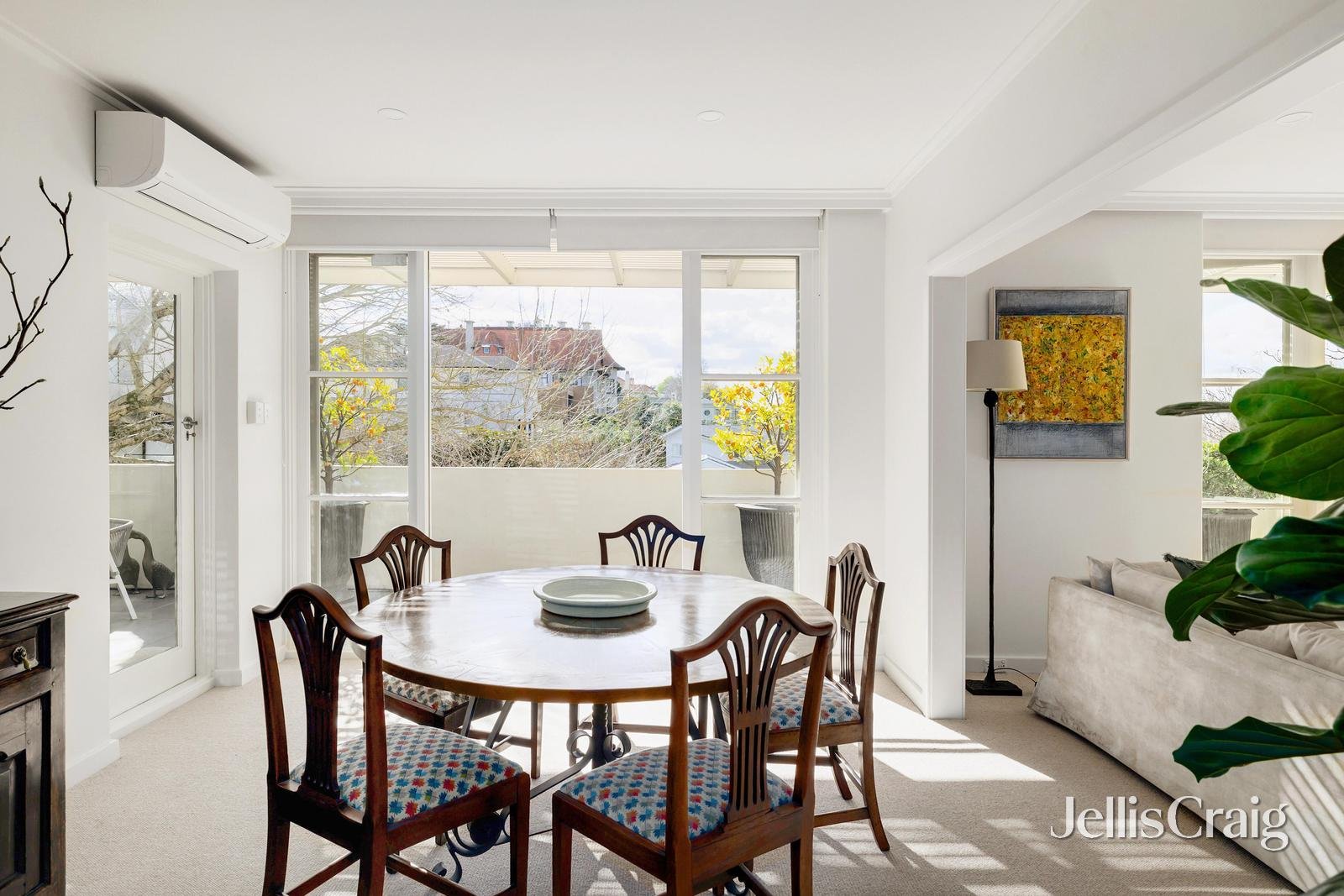 2/5 Selwyn Court, Toorak image 2