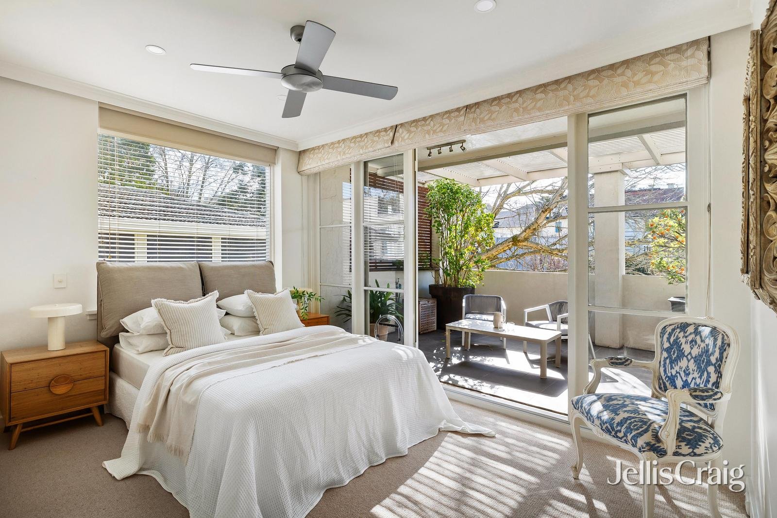 2/5 Selwyn Court, Toorak image 3
