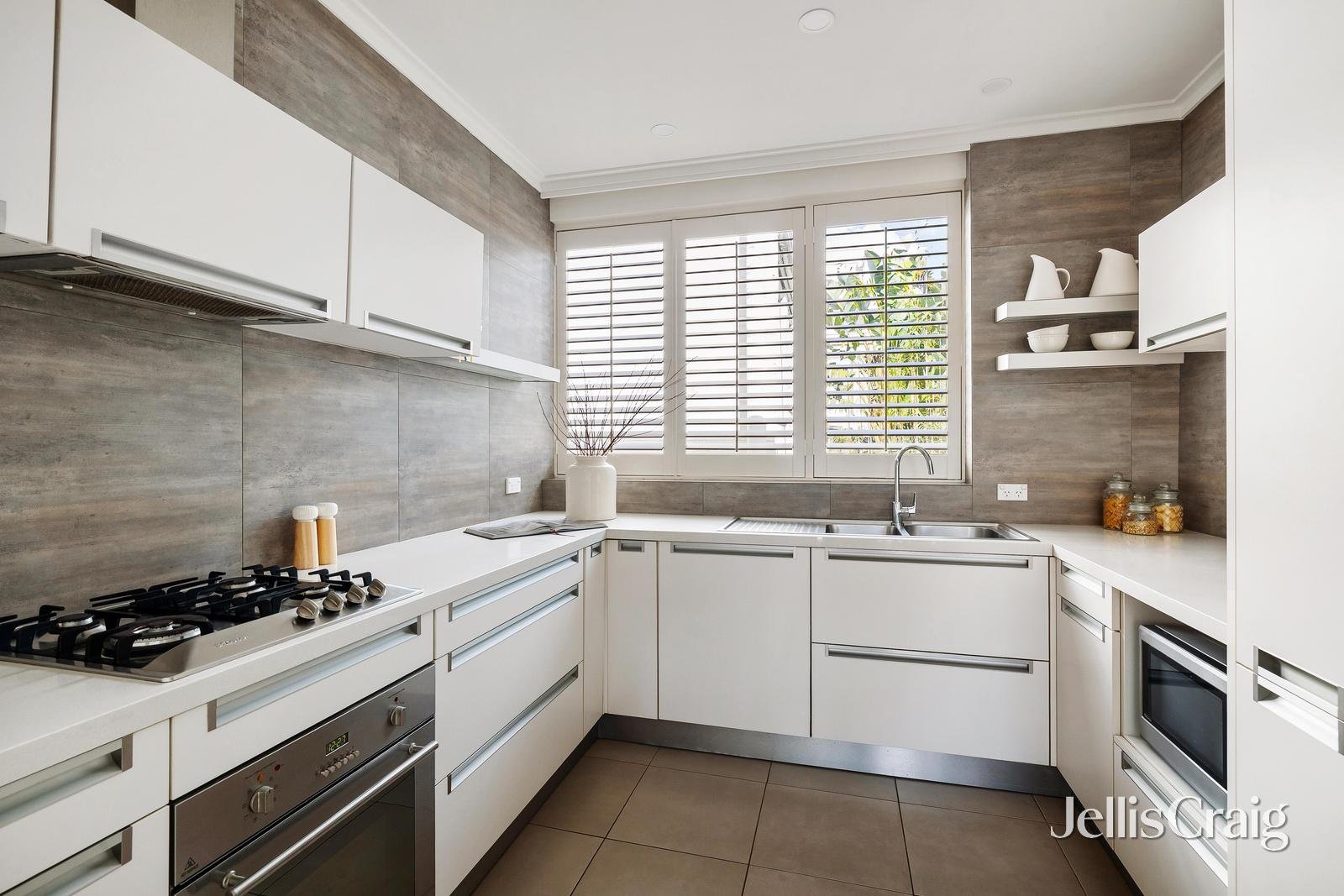 2/5 Selwyn Court, Toorak image 6