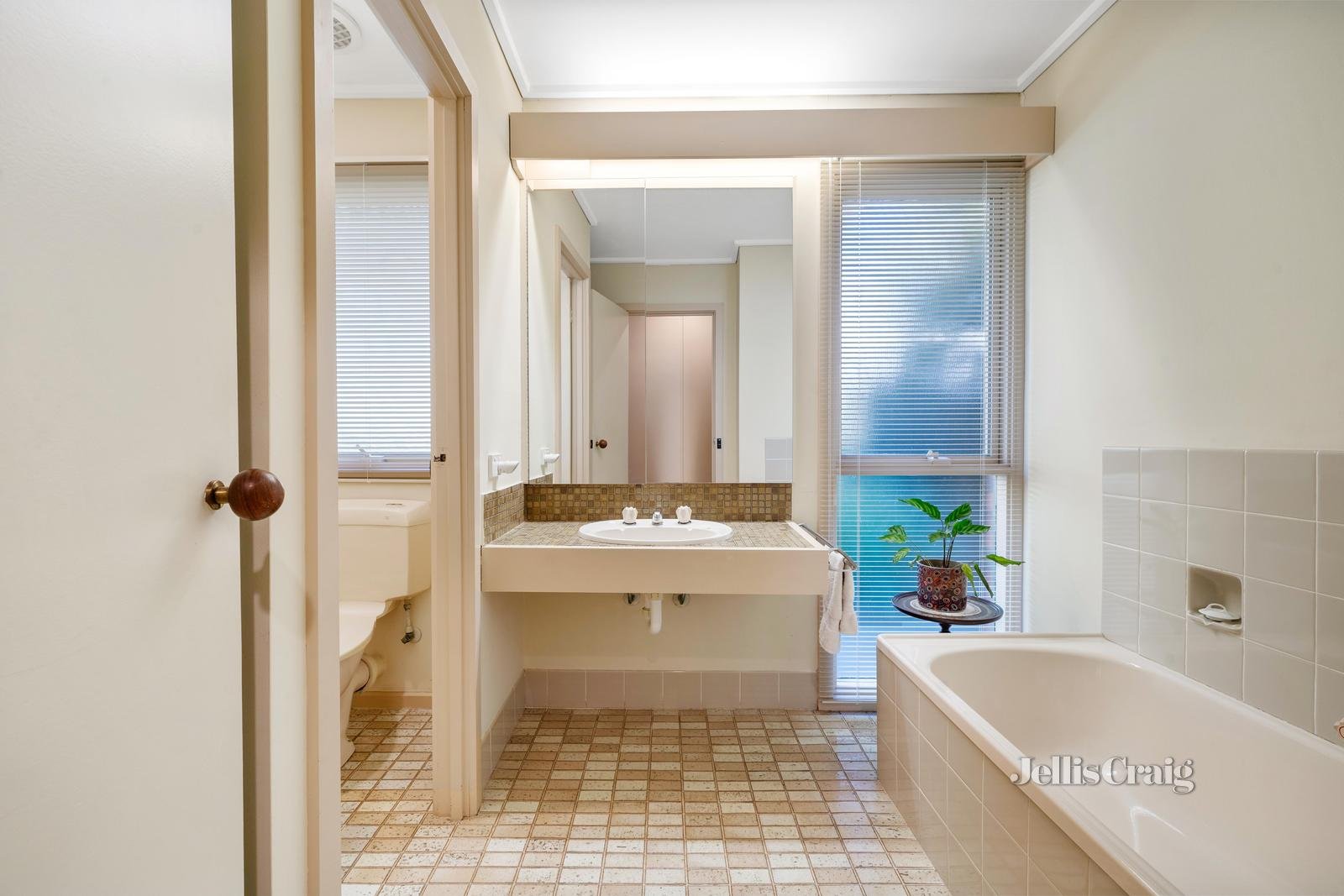 25 Sheringham Drive, Wheelers Hill image 7