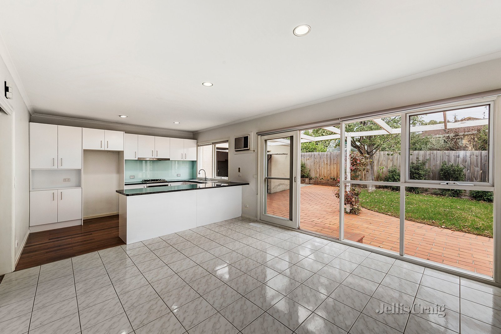 2/5 The Rialto West, Malvern East image 4