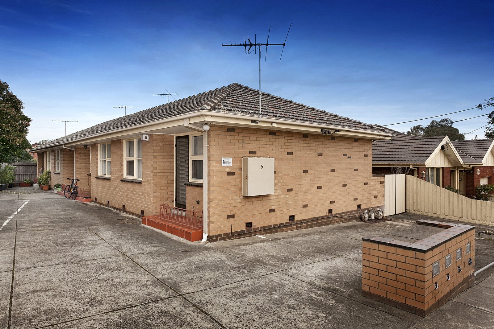 2/5 Thistle Street, Essendon image 1