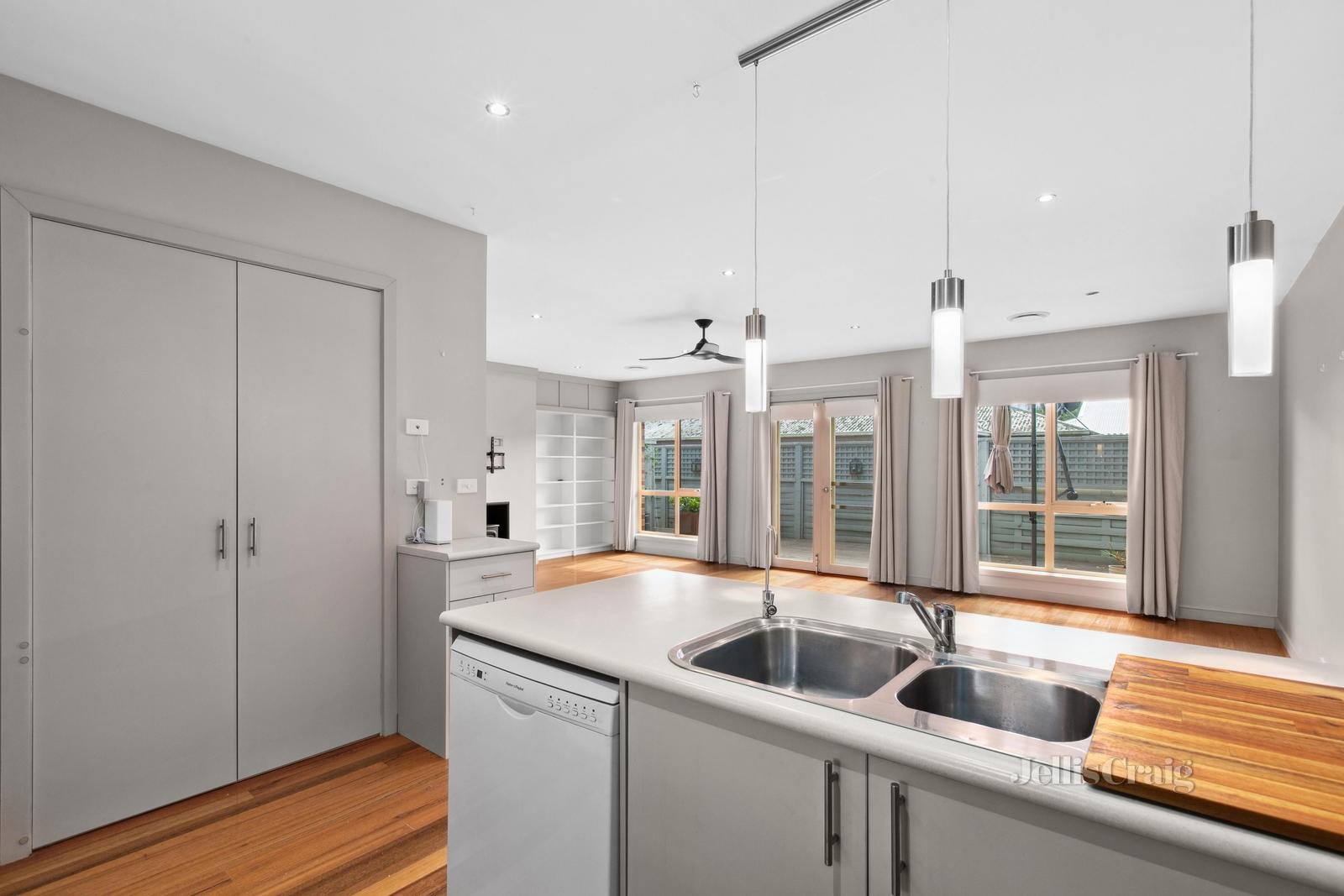 2/51 Anslow Street, Woodend image 1