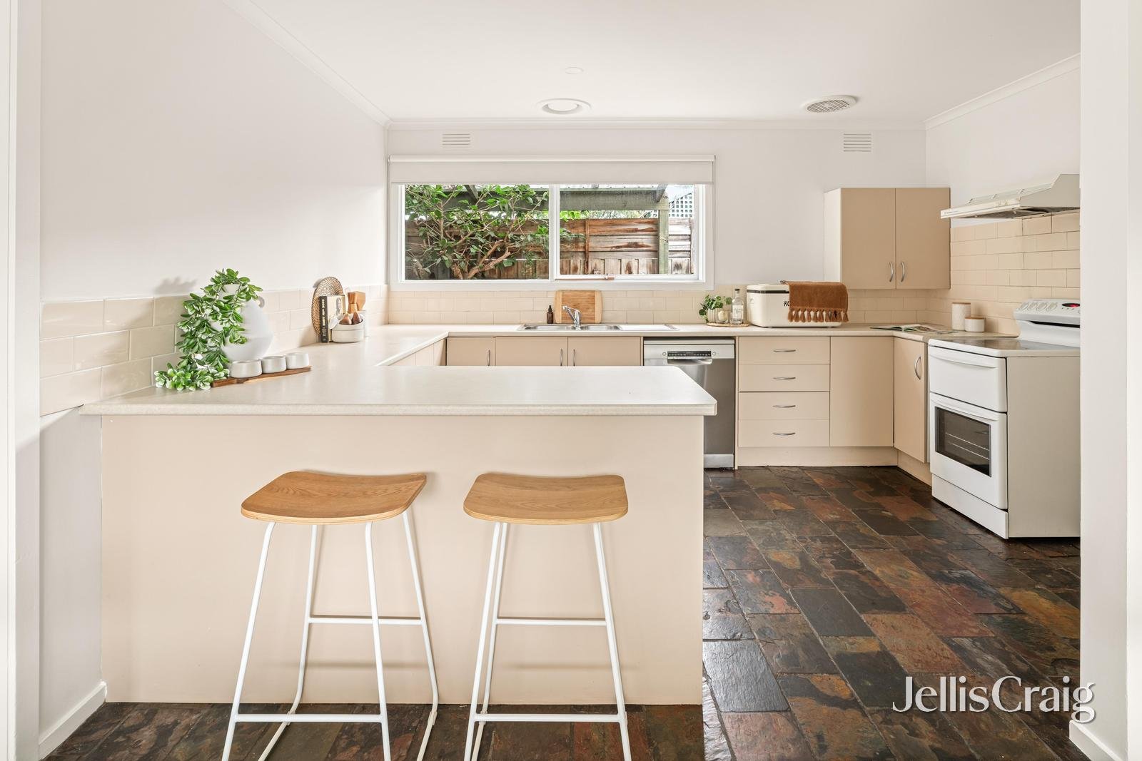 2/52 Golden Avenue, Bonbeach image 3
