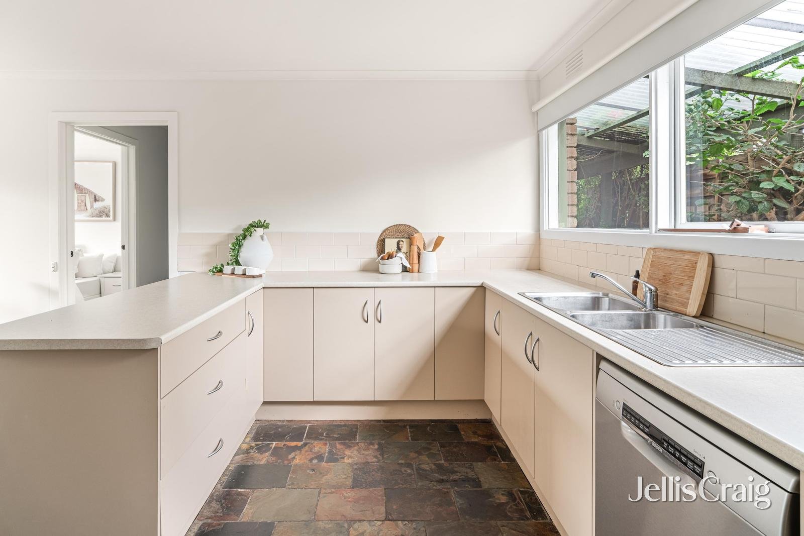 2/52 Golden Avenue, Bonbeach image 4