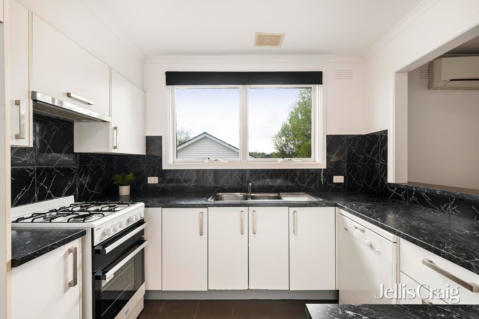 2/57 Mount View Parade, Croydon image 6