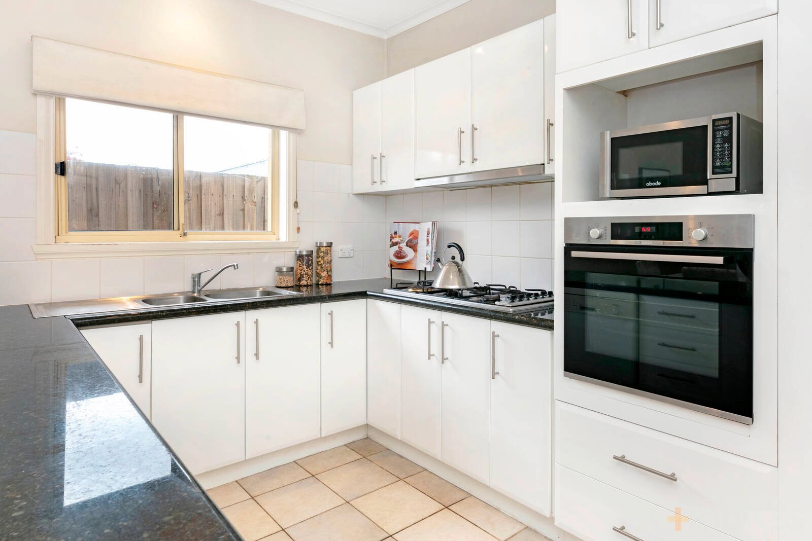 2 / 57 Teddington Road Hampton