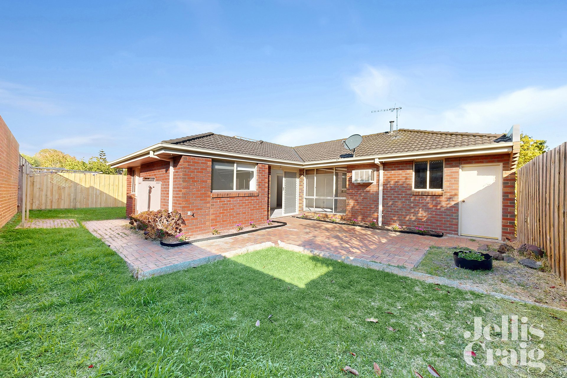 2/581 South Road, Bentleigh East image 2