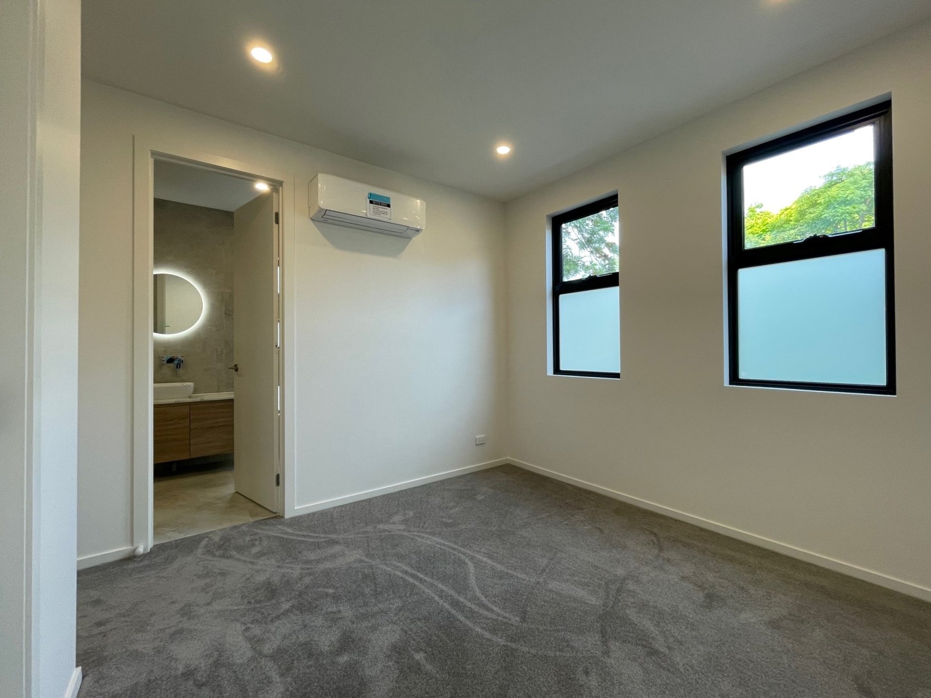 2/585 Whitehorse Road, Mitcham image 4