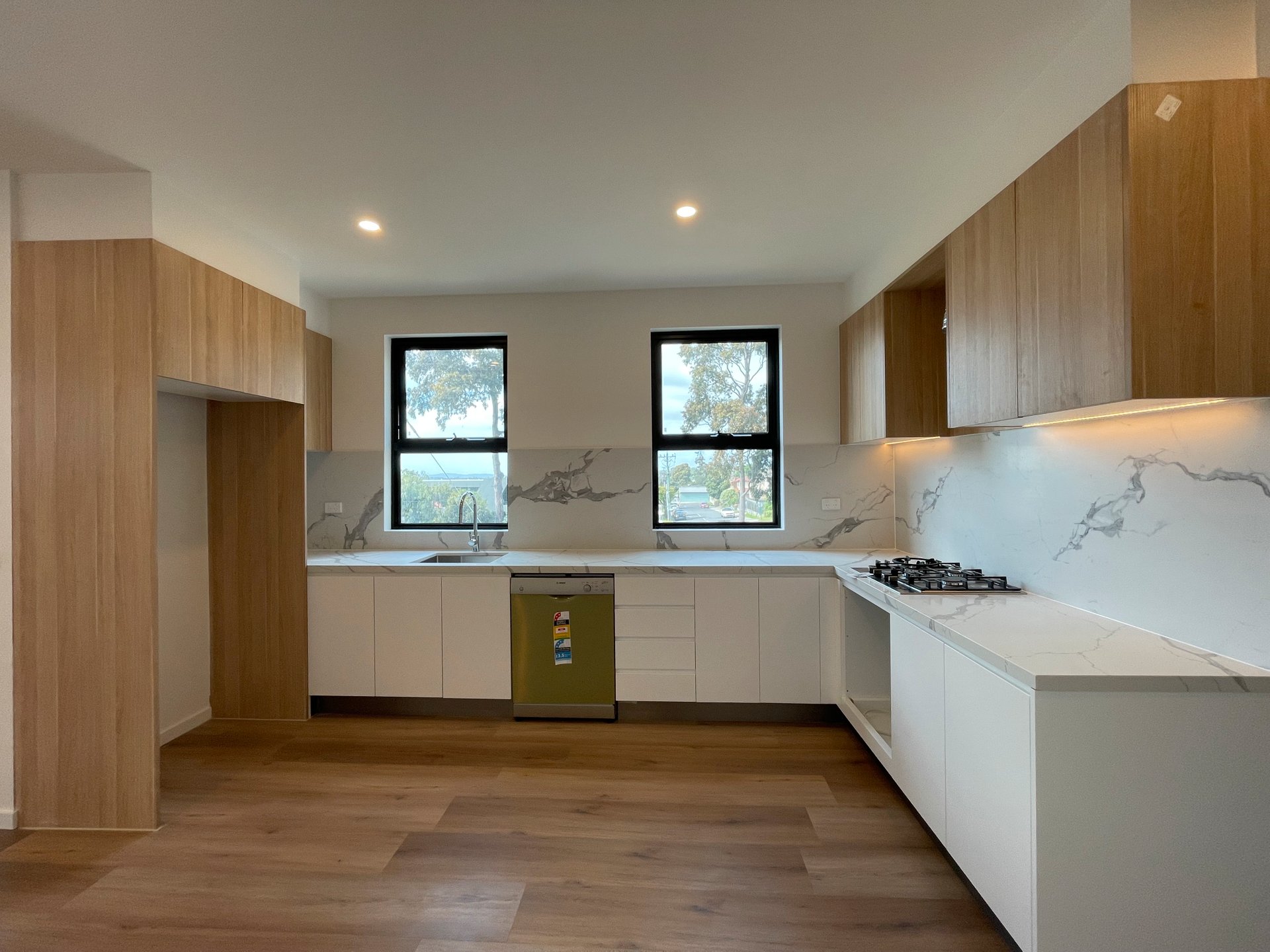 2/585 Whitehorse Road, Mitcham image 3