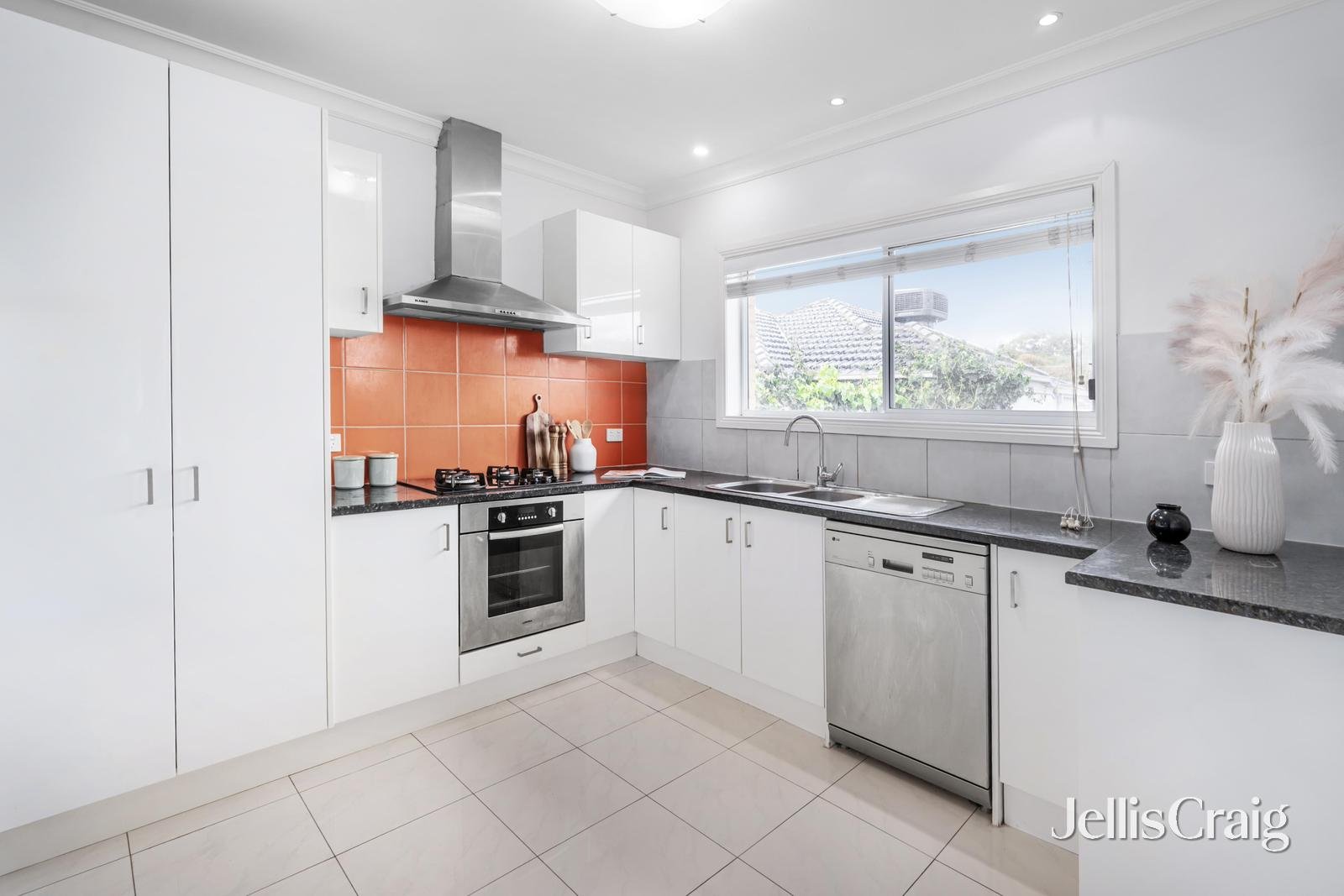 2/590 Blackburn Road, Glen Waverley image 4
